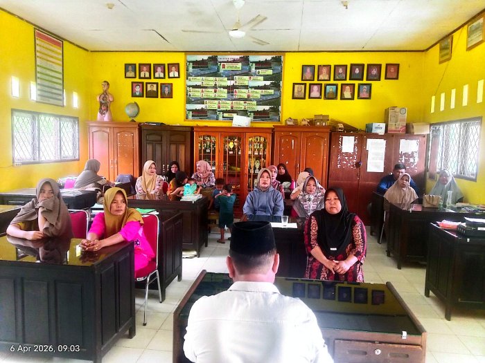 Kepala MIN 3 Bungo Pimpin Langsung Penyaluran Bantuan PIP kepada Wali Murid
