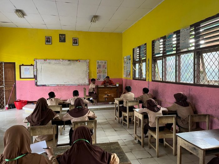 Ujian Terakhir yang Berkesan: Siswa Kelas 6 MIN 3 Bungo Jalani Praktik Baca Al-Quran dalam UMKP Mulok
