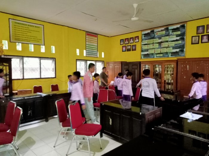 Kepala MIN 3 Bungo Pimpin Langsung Persiapan Ruang Ujian Tes Kemampuan Akademik (TKA)