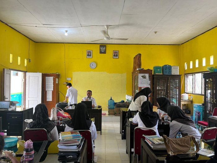 Tingkatkan Kinerja dan Koordinasi, Kepala MIN 3 Bungo Gelar Rapat Internal di Ruang Guru