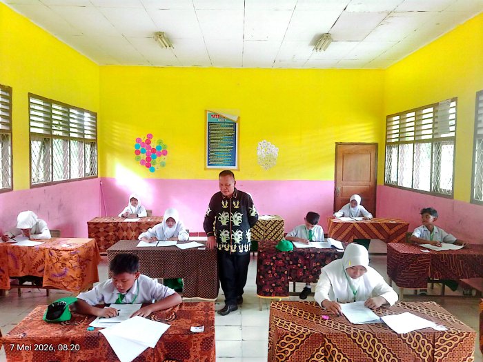 Pantau Kesiapan Siswa, Kepala Madrasah Tinjau Langsung Pelaksanaan Ujian UMKP Kelas 6