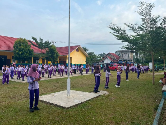 Semangat Pagi di Awal Pekan: Siswa MIN 3 Bungo Rutin Gelar Senam Sehat Setiap Hari Sabtu Semangat Pagi di Awal Pekan: Siswa MIN 3 Bungo Rutin Gelar Senam Sehat Setiap Hari Sabtu