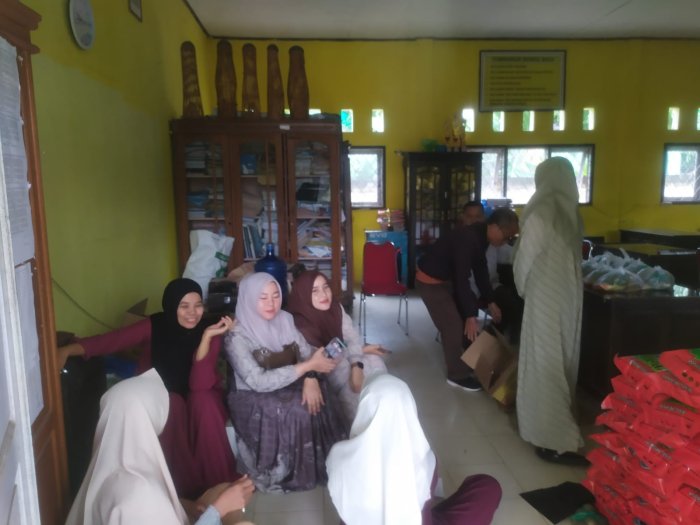 Gotong Royong Guru MIN 3 Bungo Siapkan Paket Sembako untuk Sesama