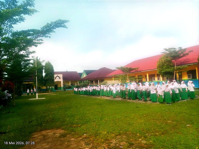 Disiplin Sejak Dini, Siswa MIN 3 Bungo Khidmat Laksanakan Upacara Bendera Hari Senin Disiplin Sejak Dini, Siswa MIN 3 Bungo Khidmat Laksanakan Upacara Bendera Hari Senin