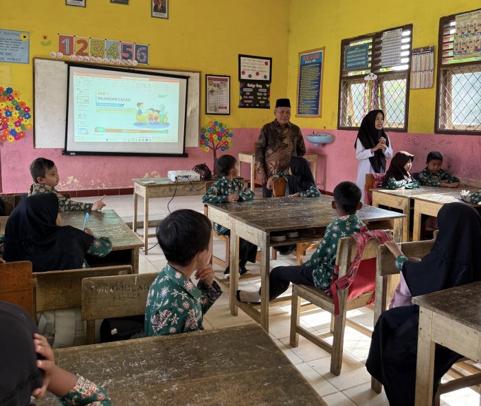Peningkatan Mutu Pendidikan: Kepala MIN 3 Bungo Pantau Kegiatan Belajar Mengajar Siswa