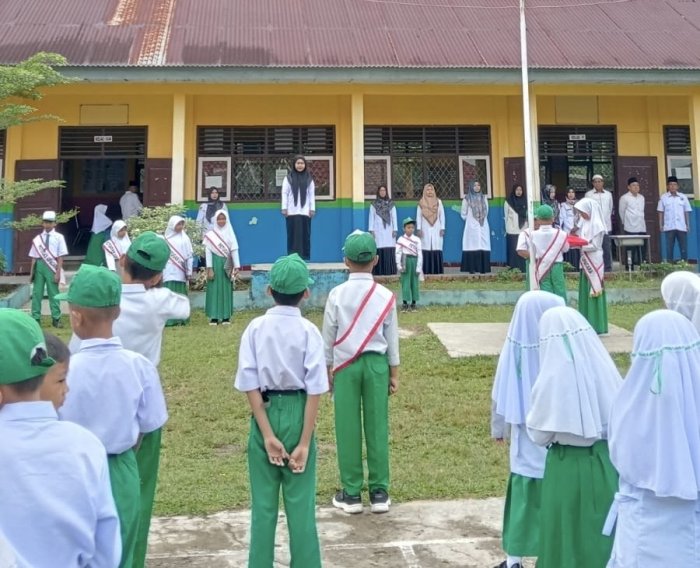 Upacara Bendera MIN 3 Bungo: Guru BK Dorong Siswa Terbuka dan Berbagi Masalah