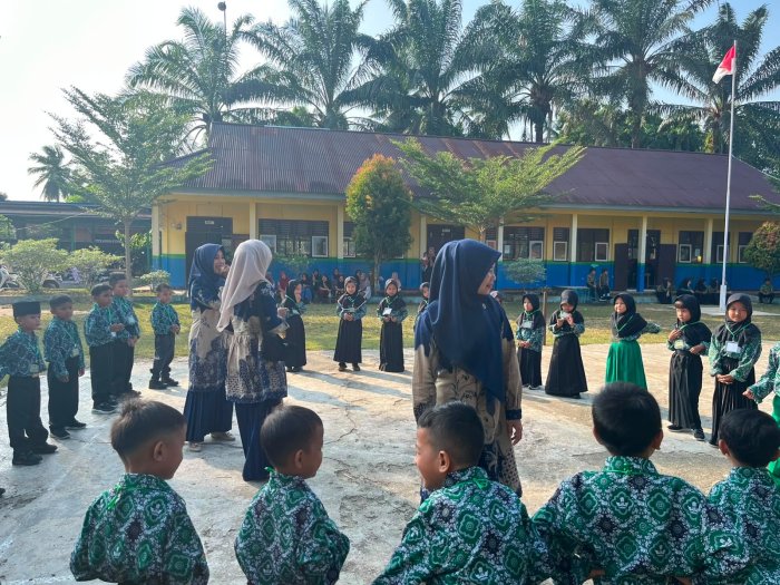 Penuh Keceriaan, Siswa Baru Kelas 1 Madrasah Ikuti Kegiatan Luar Ruangan di Hari Ketiga Sekolah