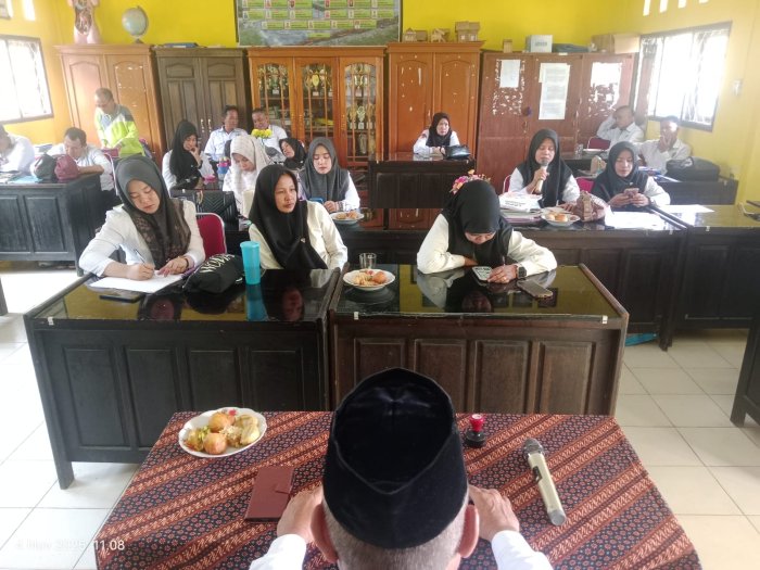 Kepala, Guru, dan Tendik MIN 3 Bungo Gelar Rapat Intensif: Fokus Monev, PKKM, dan Persiapan Ujian Semester