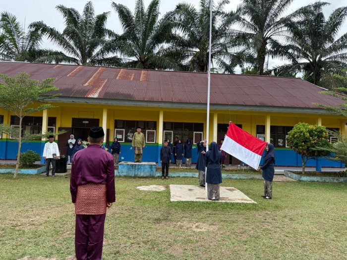 Penuh Khidmat, Guru Jadi Petugas Upacara Peringatan HGN 2025 di MIN 3 Bungo