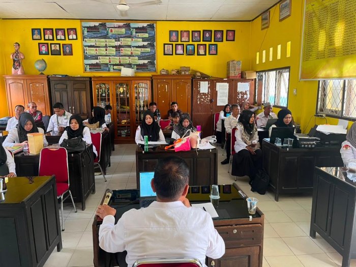 Tingkatkan Kemampuan Digital, Kepala MIN 3 Bungo Gelar Sosialisasi Pengisian Aplikasi MAGIS Bagi Para Guru Tingkatkan Kemampuan Digital, Kepala MIN 3 Bungo Gelar Sosialisasi Pengisian Aplikasi MAGIS Bagi Para Guru