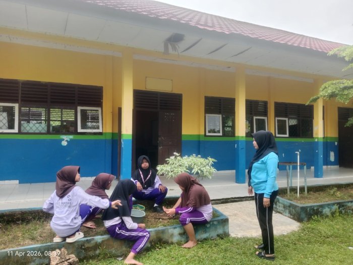Semangat Gotong Royong, Siswa MIN 3 Bungo Bersihkan Lingkungan Sekolah