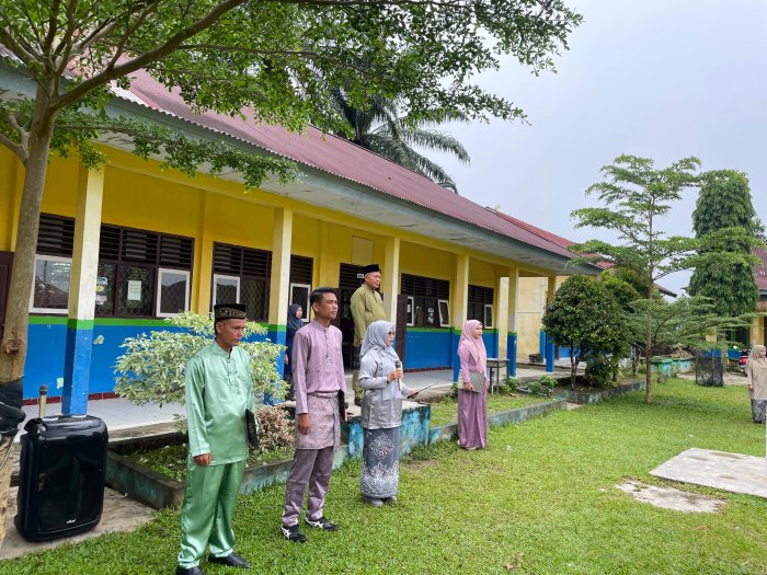 Semangat Hardiknas di MIN 3 Bungo: Guru dan Tendik Jadi Petugas Upacara Khidmat